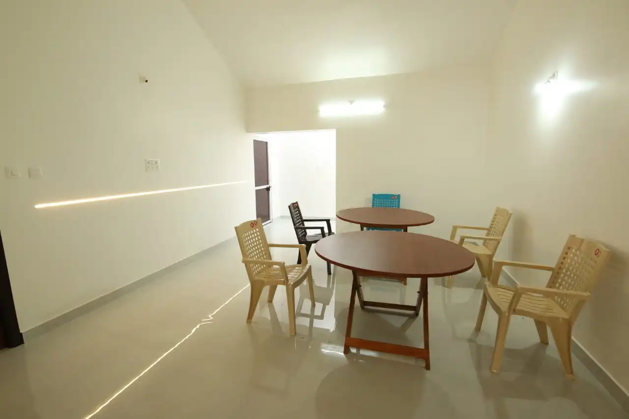 Vardhaman Grand Inn Building Entrance Group Stay Overview